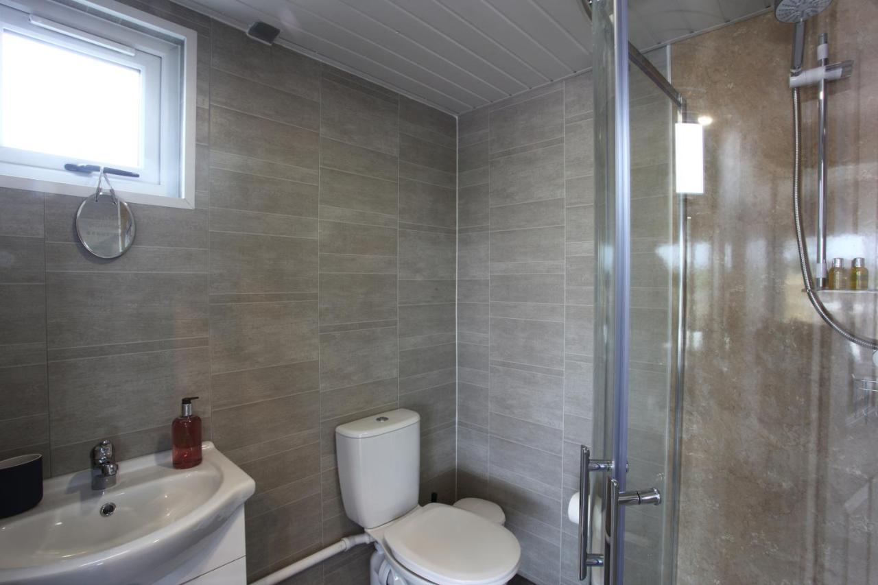 Deerfin Rentals Private Chalet With Hot Tub Ballymena Exterior foto